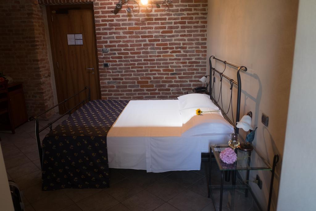 Hotel Le Botti Guarene Kültér fotó